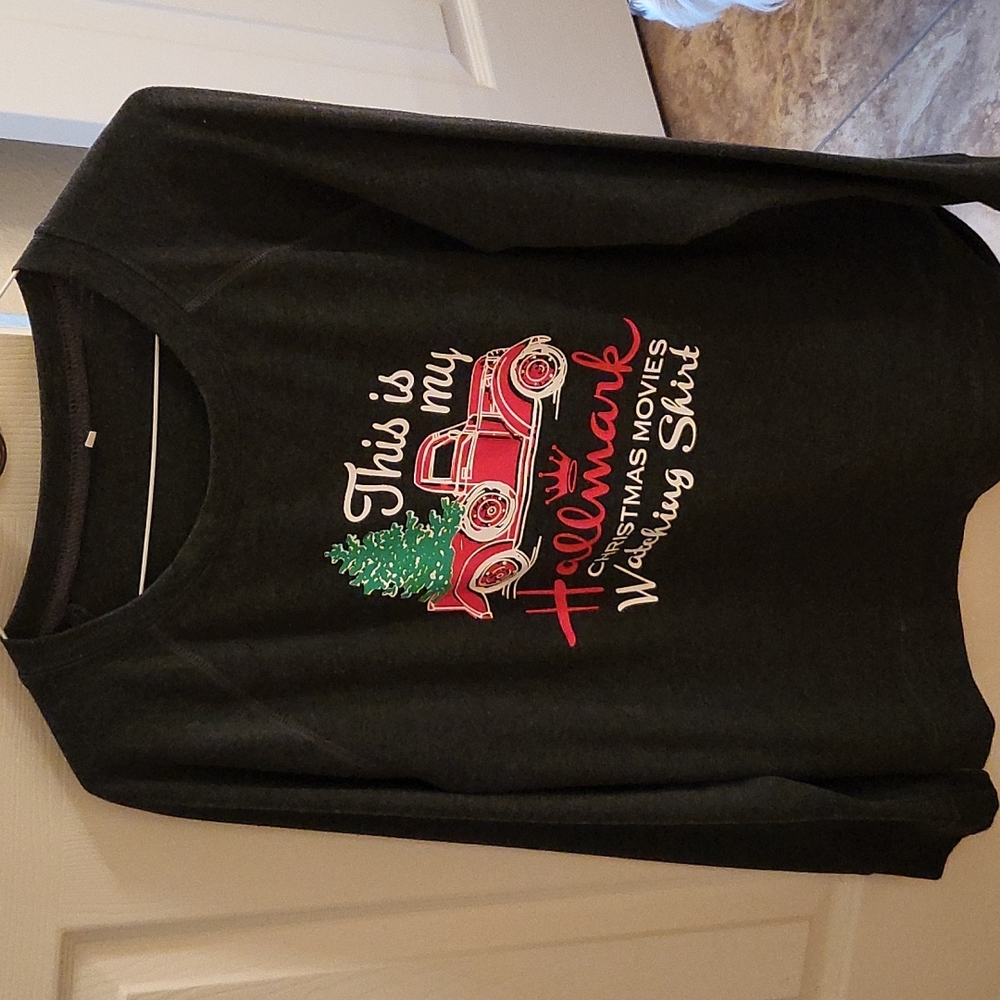 Womens long sleeve gray t shirt worn 1 time. So cute